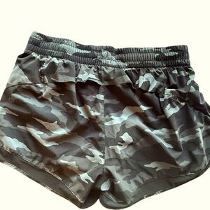 Athleta Racer Run 4” Women’s Black and Grey Camouflage Shorts